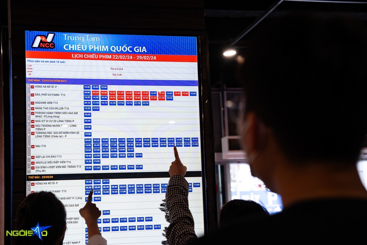 Hà Nội: Hình ảnh các bạn trẻ xếp hàng dài chờ mua vé vem Đào, phở và piano