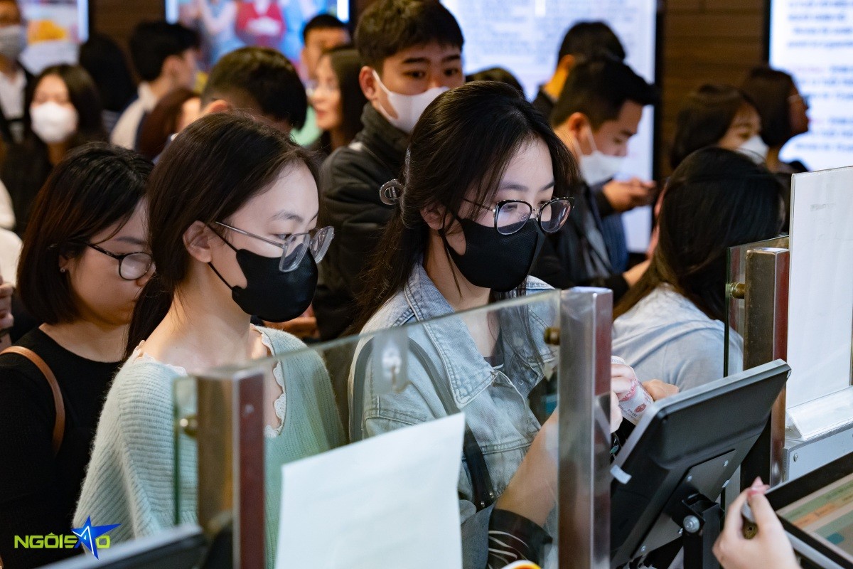 Hà Nội: Hình ảnh các bạn trẻ xếp hàng dài chờ mua vé vem Đào, phở và piano