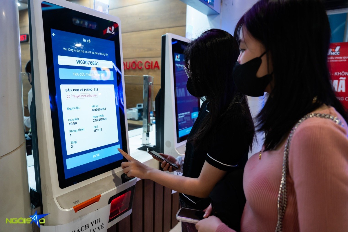 Hà Nội: Hình ảnh các bạn trẻ xếp hàng dài chờ mua vé vem Đào, phở và piano