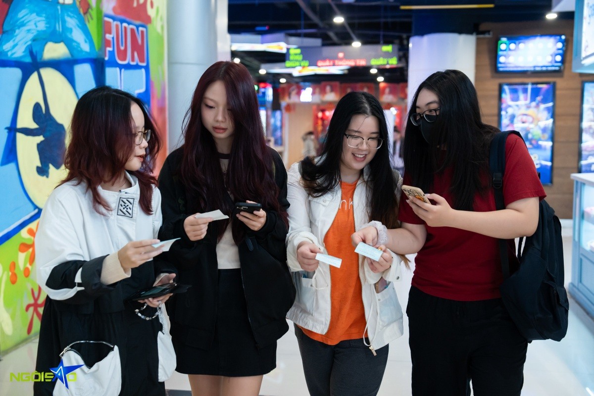 Hà Nội: Hình ảnh các bạn trẻ xếp hàng dài chờ mua vé vem Đào, phở và piano