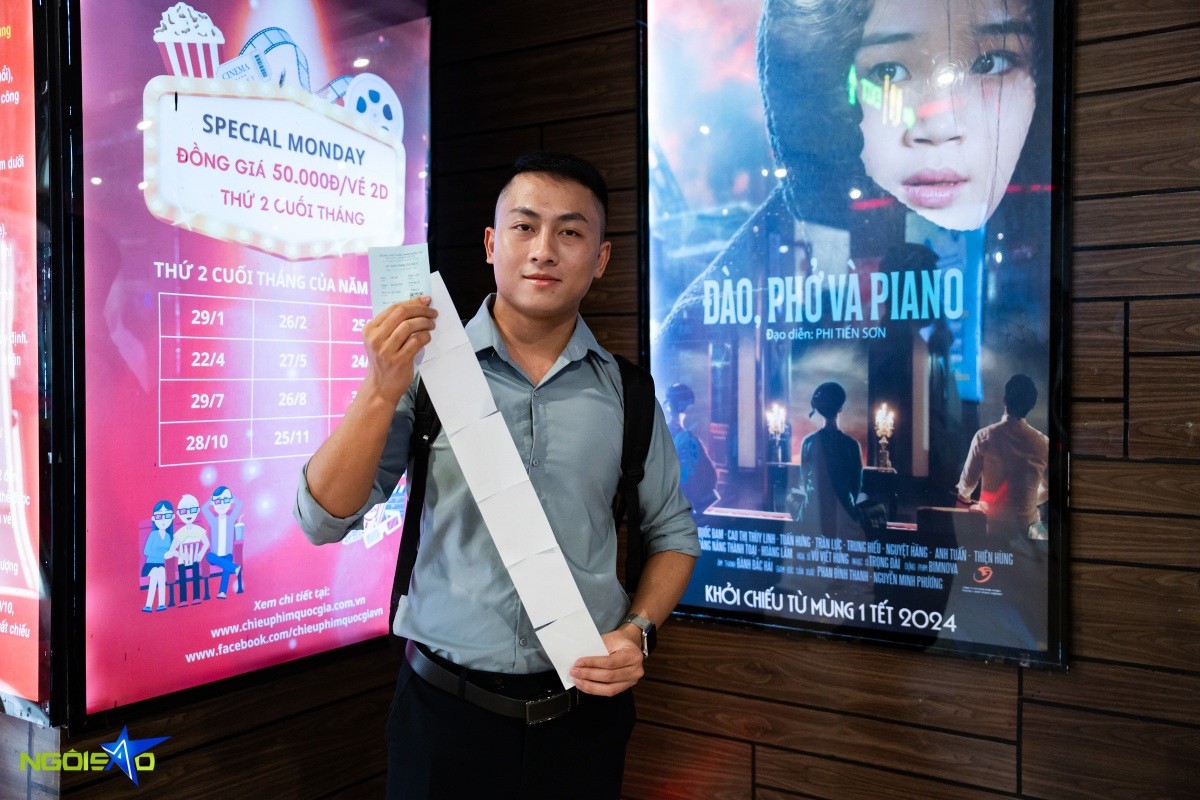 Hà Nội: Hình ảnh các bạn trẻ xếp hàng dài chờ mua vé vem Đào, phở và piano