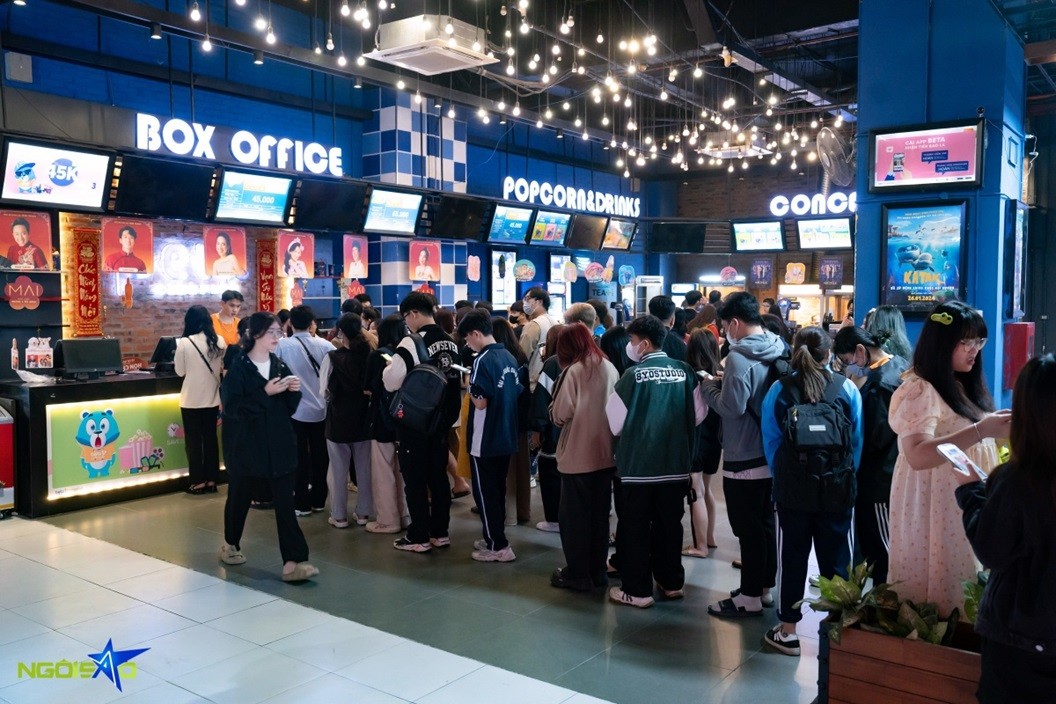 Hà Nội: Hình ảnh các bạn trẻ xếp hàng dài chờ mua vé vem Đào, phở và piano