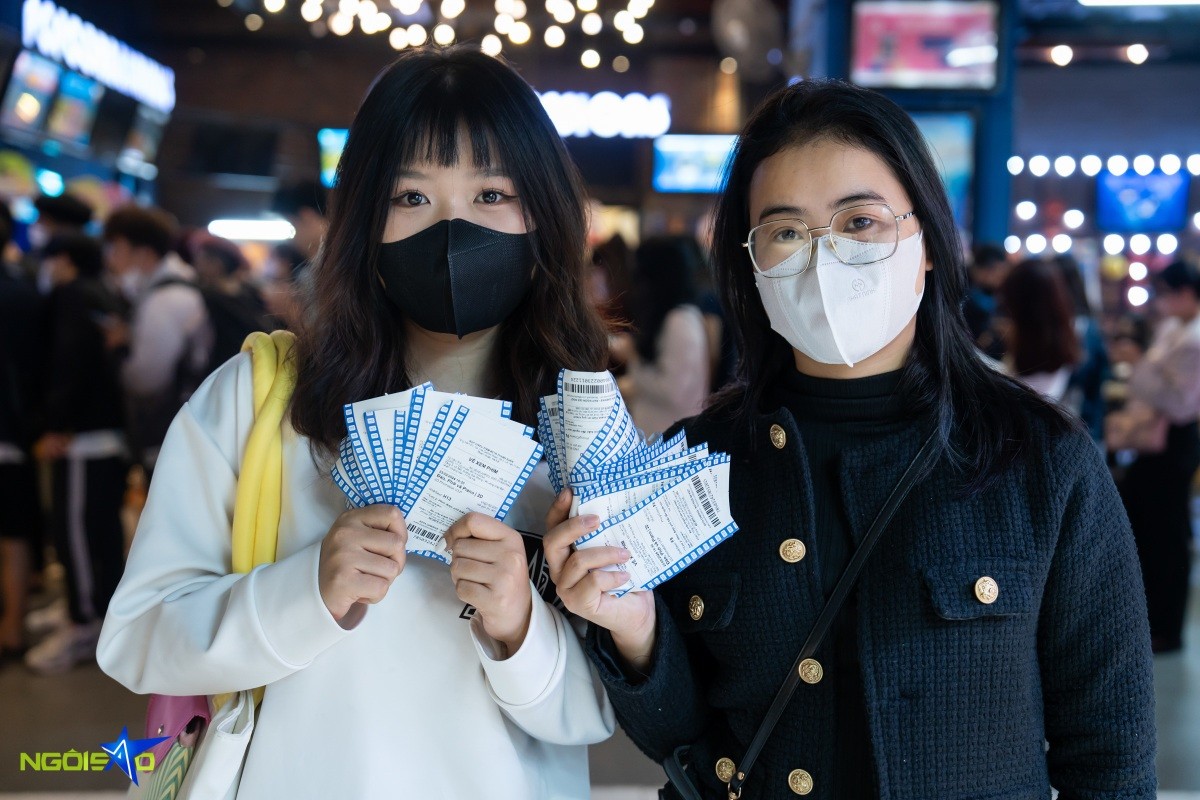 Hà Nội: Hình ảnh các bạn trẻ xếp hàng dài chờ mua vé vem Đào, phở và piano