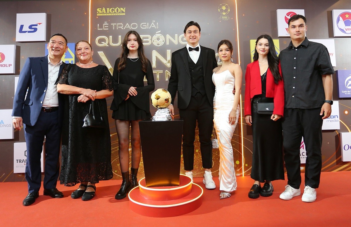 Đặng Thanh Giang (thứ ba từ trái qua) cùng bố mẹ và các anh trai, chị dâu tương lai tới tham dự Gala trao giải Quả bóng vàng Việt Nam 2023 tại nhà hát Bến Thành, TP. Hồ Chí minh. Thanh Giang sinh năm 2007, là em út trong gia đình, sau Văn Lâm (sinh năm 1993) và Văn Mạnh (sinh năm 1997).
