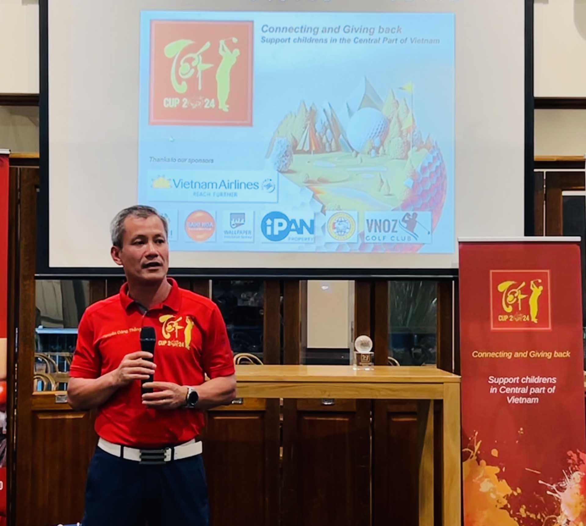 Tổng lãnh sự Nguyễn Đăng Thắng giới thiệu về chương trình “phòng tin học cho em”.