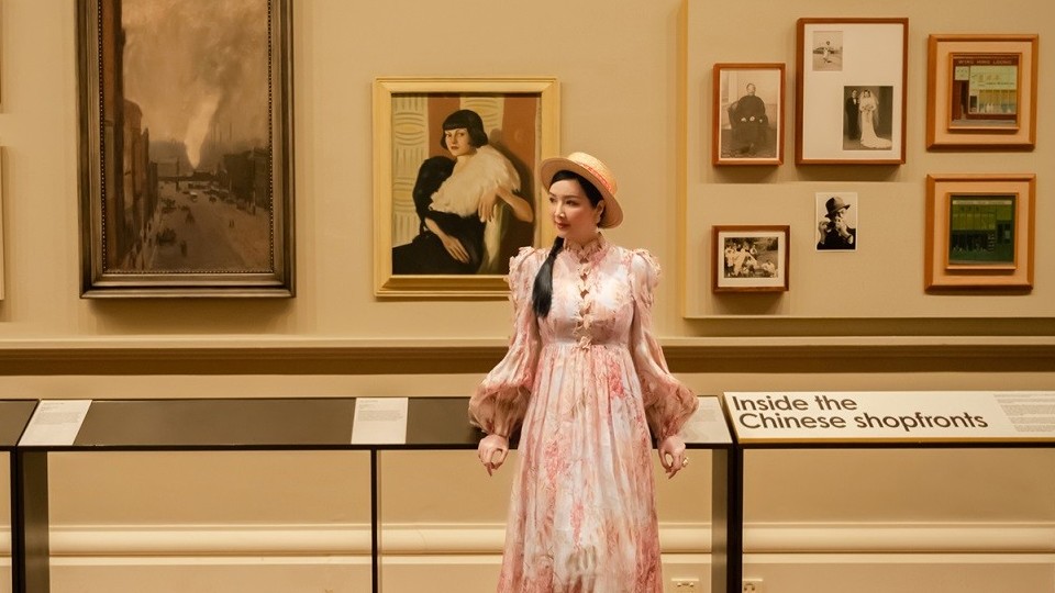 Hoa hậu Giáng My chọn đầm dài thướt tha dạo chơi, khám phá phố cổ Australia