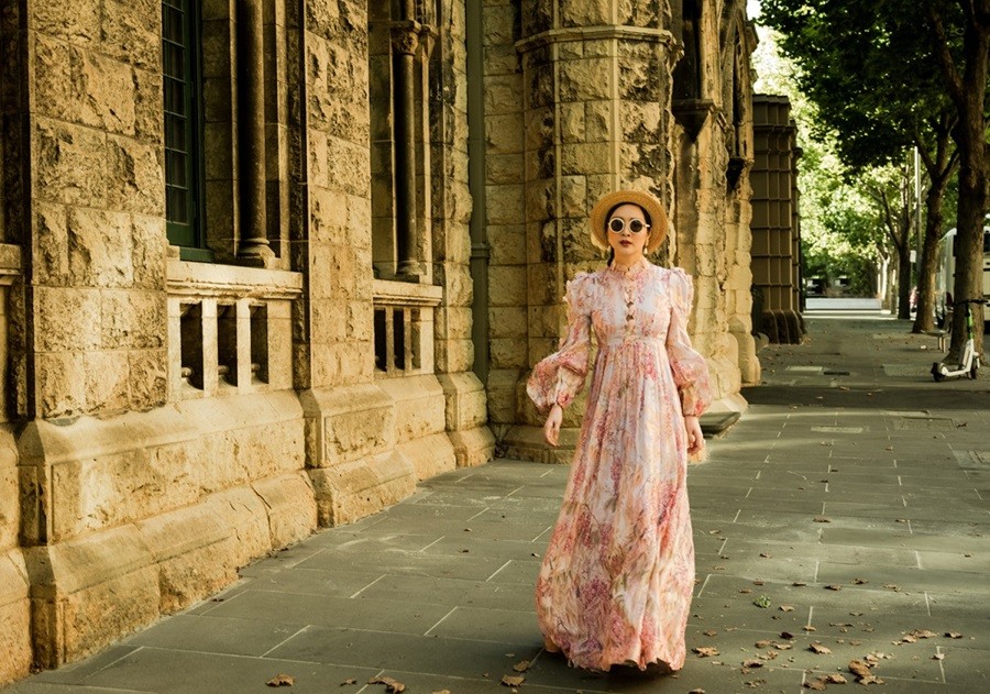 Hoa hậu Giáng My cho biết, chị vừa có chuyến du Xuân đầu năm thú vị, nhiều kỷ niệm đẹp. Hoa hậu mặc váy hoa tay bồng, kiểu thanh lịch, kín đáo gợi nhớ hình ảnh những phụ nữ quý tộc sống vào thế kỷ XIX ở Australia. Giáng My đã tham quan thị trấn cổ Sovereign Hill, thư viện State Library ở thành phố Melbourne và nhiều công trình kiến trúc ấn tượng tại xứ chuột túi. (Ảnh: Nguyễn Tiên) Hoa hậu Giáng My cho biết, chị vừa có chuyến du Xuân đầu năm thú vị, nhiều kỷ niệm đẹp. Hoa hậu mặc váy hoa tay bồng, kiểu thanh lịch, kín đáo gợi nhớ hình ảnh những phụ nữ quý tộc sống vào thế kỷ XIX ở Australia. Giáng My đã tham quan thị trấn cổ Sovereign Hill, thư viện State Library ở thành phố Melbourne và nhiều công trình kiến trúc ấn tượng tại xứ chuột túi. (Ảnh: Nguyễn Tiên)