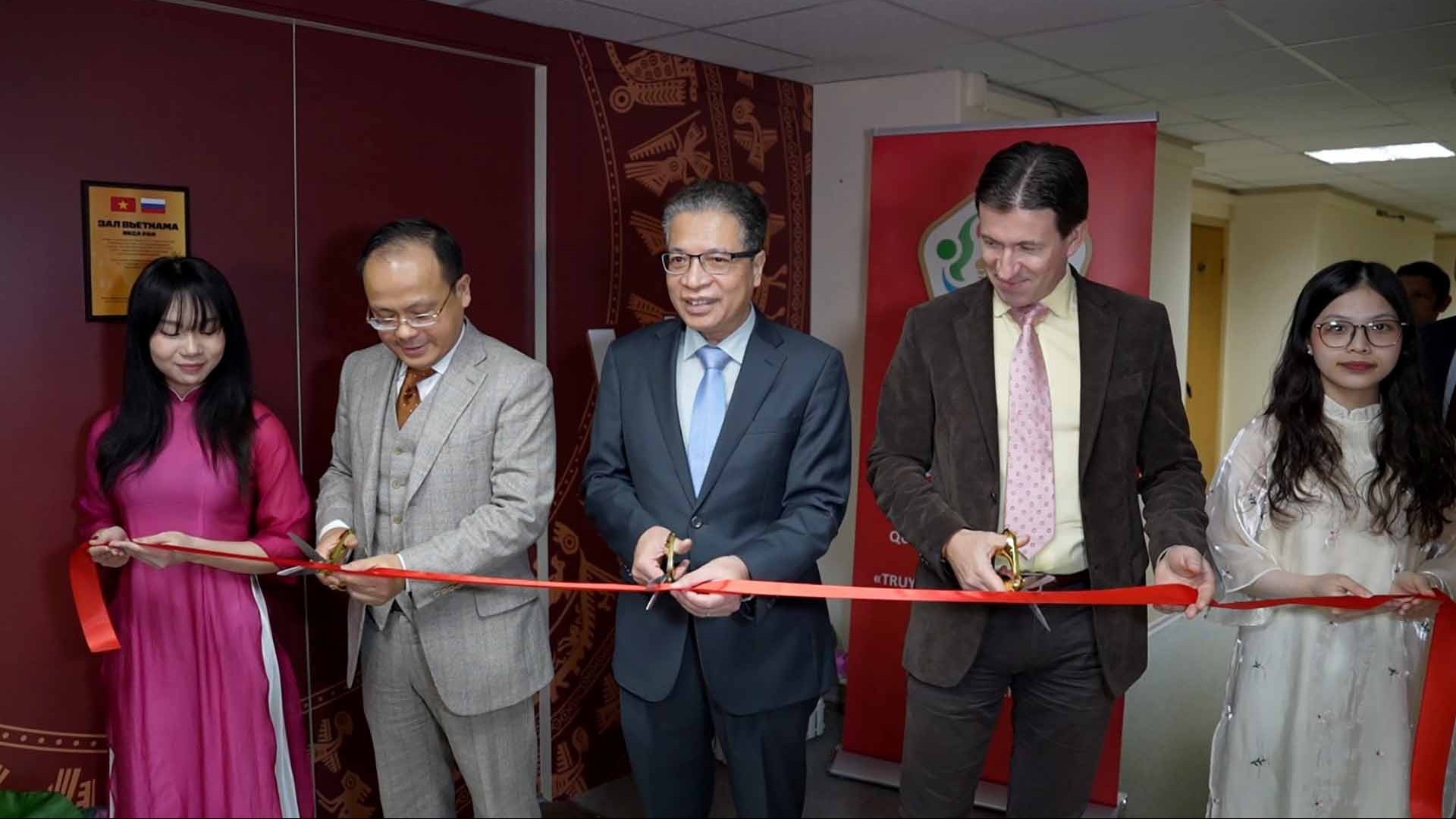 Khánh thành Phòng thư viện Việt Nam tại Viện nghiên cứu của LB Nga