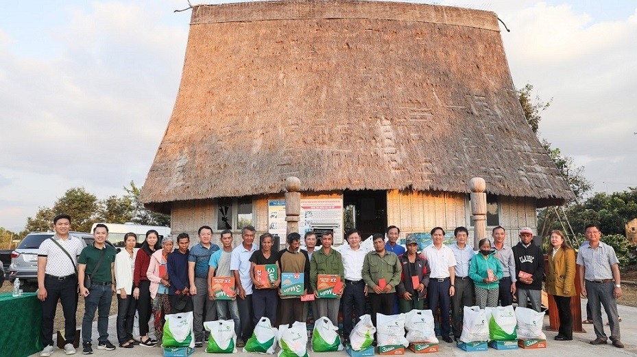 Vietcombank lan toả yêu thương, mang Tết ấm đến với các gia đình có hoàn cảnh khó khăn