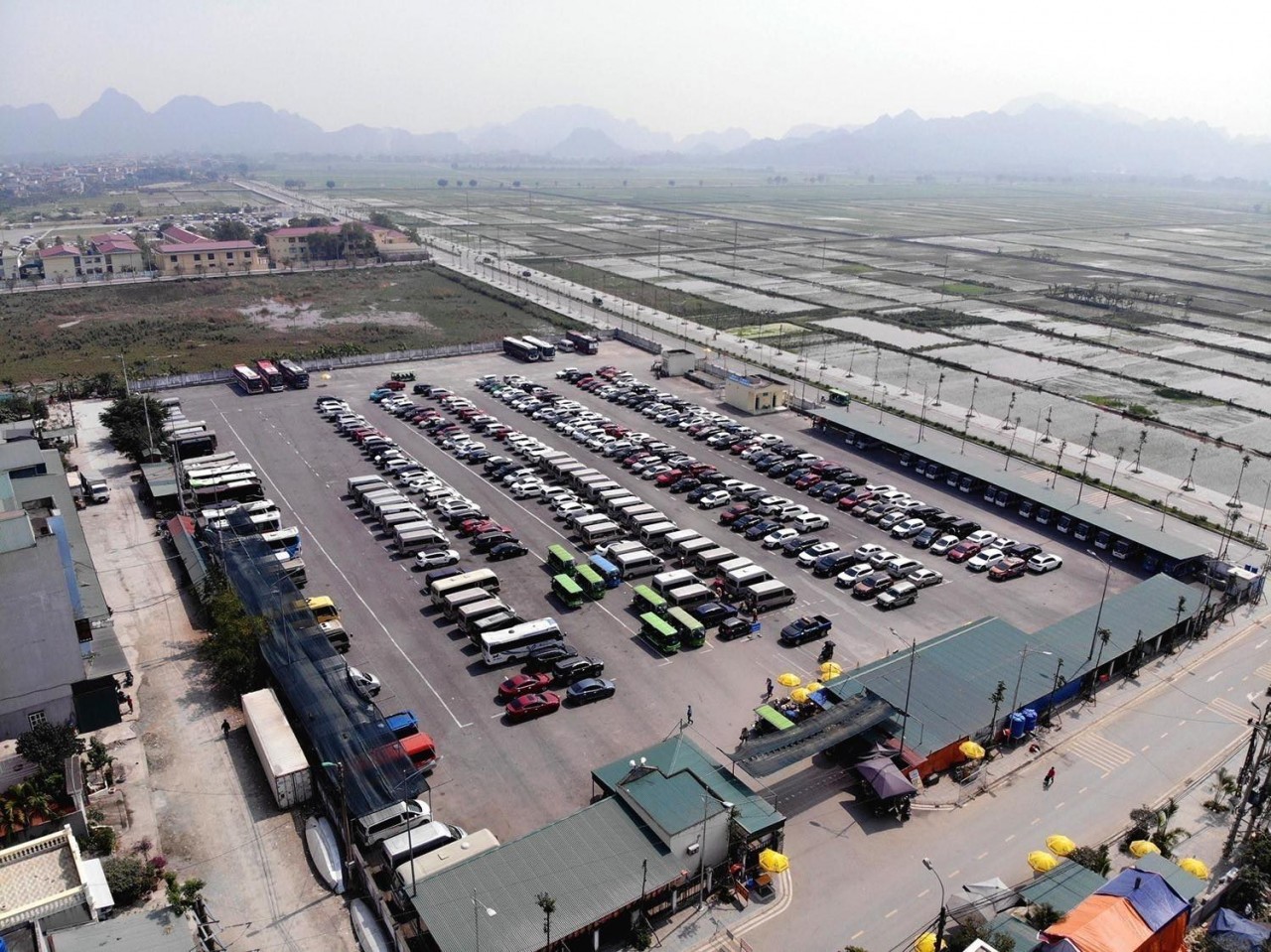 Các bến xe hoạt động đảm bảo trật tự, quy củ, không còn tình trạng dừng đỗ phương tiện trên các lối lên xuống bến đò. Ảnh: Tuấn Anh - TTXVN Các bến xe hoạt động đảm bảo trật tự, quy củ, không còn tình trạng dừng đỗ phương tiện trên các lối lên xuống bến đò. Ảnh: Tuấn Anh - TTXVN