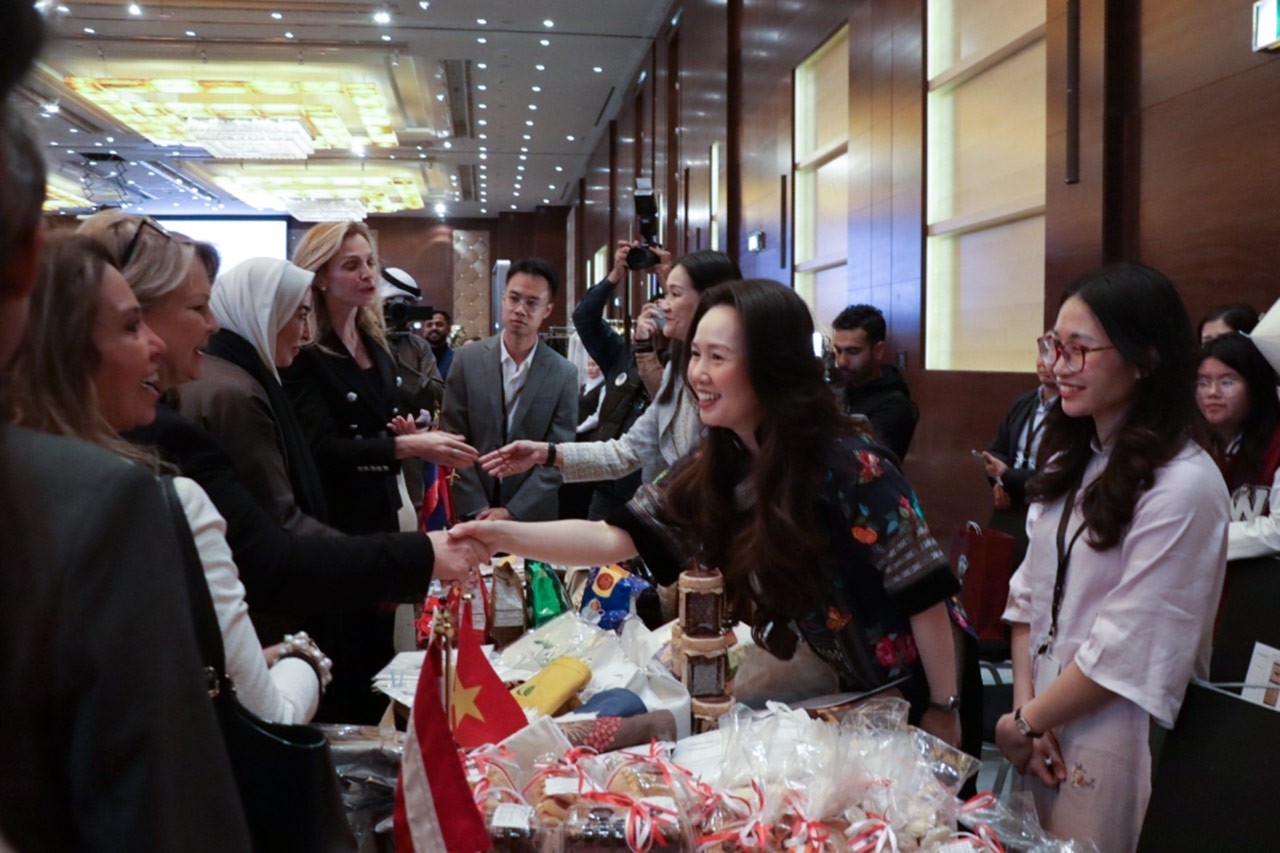 Đại sứ quán Việt Nam tại Kuwait cùng hơn 50 quốc gia tham gia hội chợ trưng bày sản phẩm, giới thiệu văn hóa Đại sứ quán Việt Nam tại Kuwait tham gia hội chợ trưng bày sản phẩm thủ công, giới thiệu văn hóa