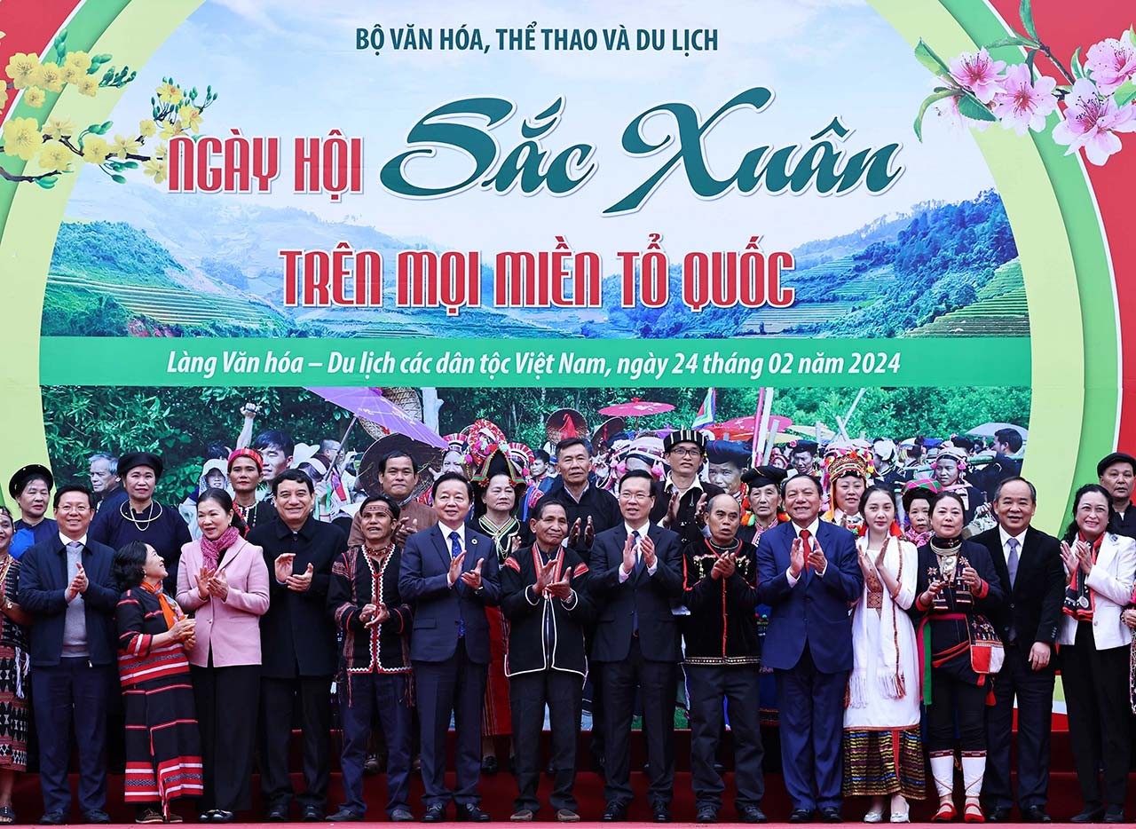 Chủ tịch nước Võ Văn Thưởng và các đại biểu với đại diện đồng bào các dân tộc Việt Nam. (Nguồn: TTXVN) Chủ tịch nước Võ Văn Thưởng và các đại biểu với đại diện đồng bào các dân tộc Việt Nam. (Nguồn: TTXVN)