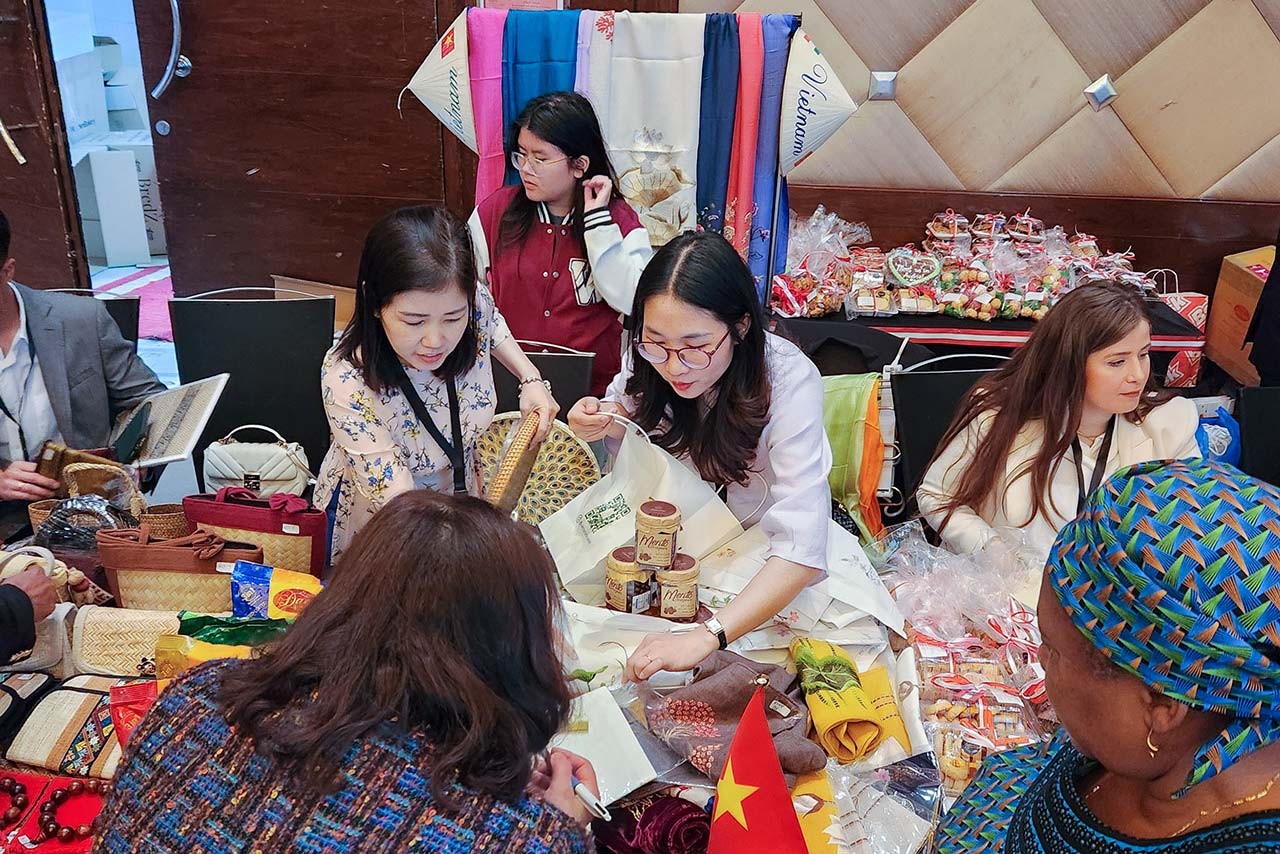 Đại sứ quán Việt Nam tại Kuwait cùng hơn 50 quốc gia tham gia hội chợ trưng bày sản phẩm, giới thiệu văn hóa Đại sứ quán Việt Nam tại Kuwait tham gia hội chợ trưng bày sản phẩm thủ công, giới thiệu văn hóa