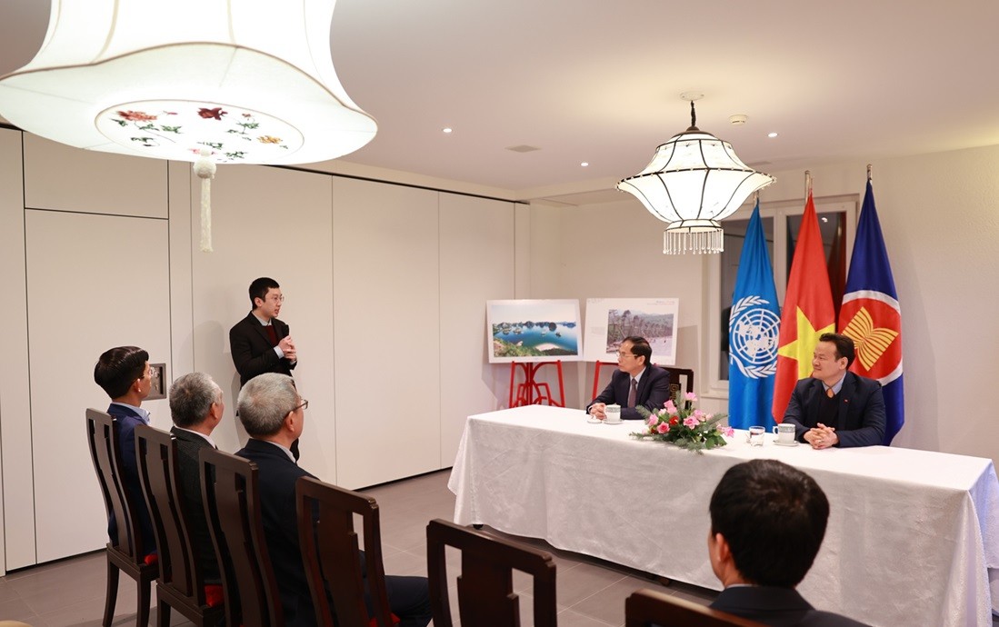 Bộ trưởng Bùi Thanh Sơn gặp gỡ cán bộ Phái đoàn đại diện thường trực Việt Nam ở Geneva Bộ trưởng Bùi Thanh Sơn gặp gỡ cán bộ Phái đoàn đại diện thường trực Việt Nam ở Geneva