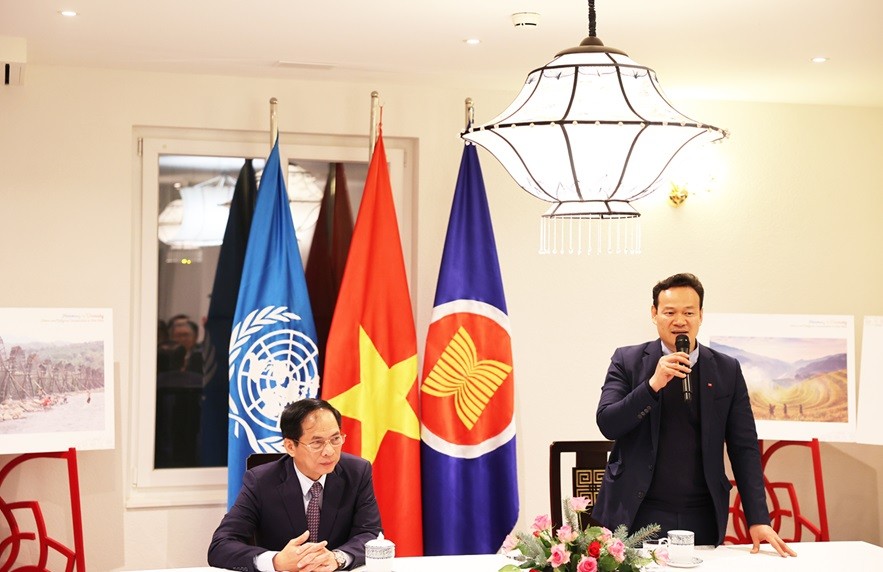 Bộ trưởng Bùi Thanh Sơn gặp gỡ cán bộ Phái đoàn đại diện thường trực Việt Nam ở Geneva Bộ trưởng Bùi Thanh Sơn gặp gỡ cán bộ Phái đoàn đại diện thường trực Việt Nam ở Geneva