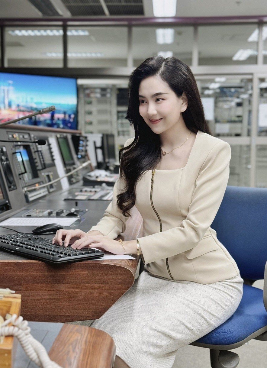 BTV Mai Ngọc là gương mặt quen thuộc với khán giả yêu thích của chương trình Việt Nam hôm nay trên VTV. Nữ MC sinh năm 1990 là một trong những người dẫn chương trình có gương mặt đẹp nhất nhà đài. 