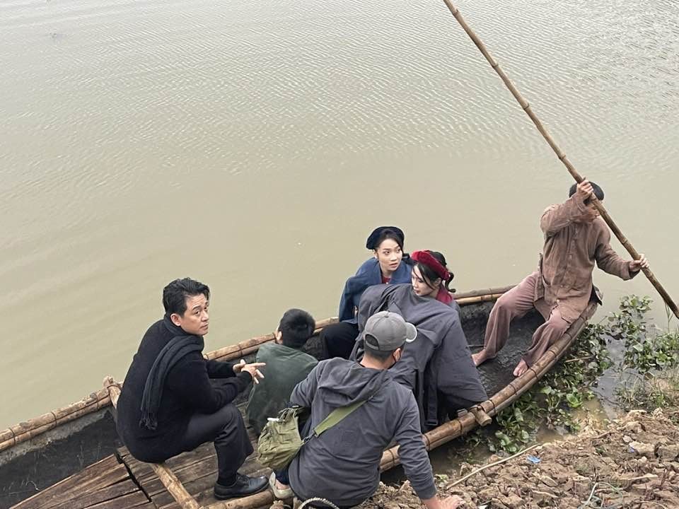 Nam ca sĩ cùng các cộng sự trong một cảnh quay trên sông. Tuấn Hưng cho biết, anh vẫn chưa xem cả bộ phim vì năm 2023 khi tác phẩm được chiếu thử, anh đang lưu diễn xa.