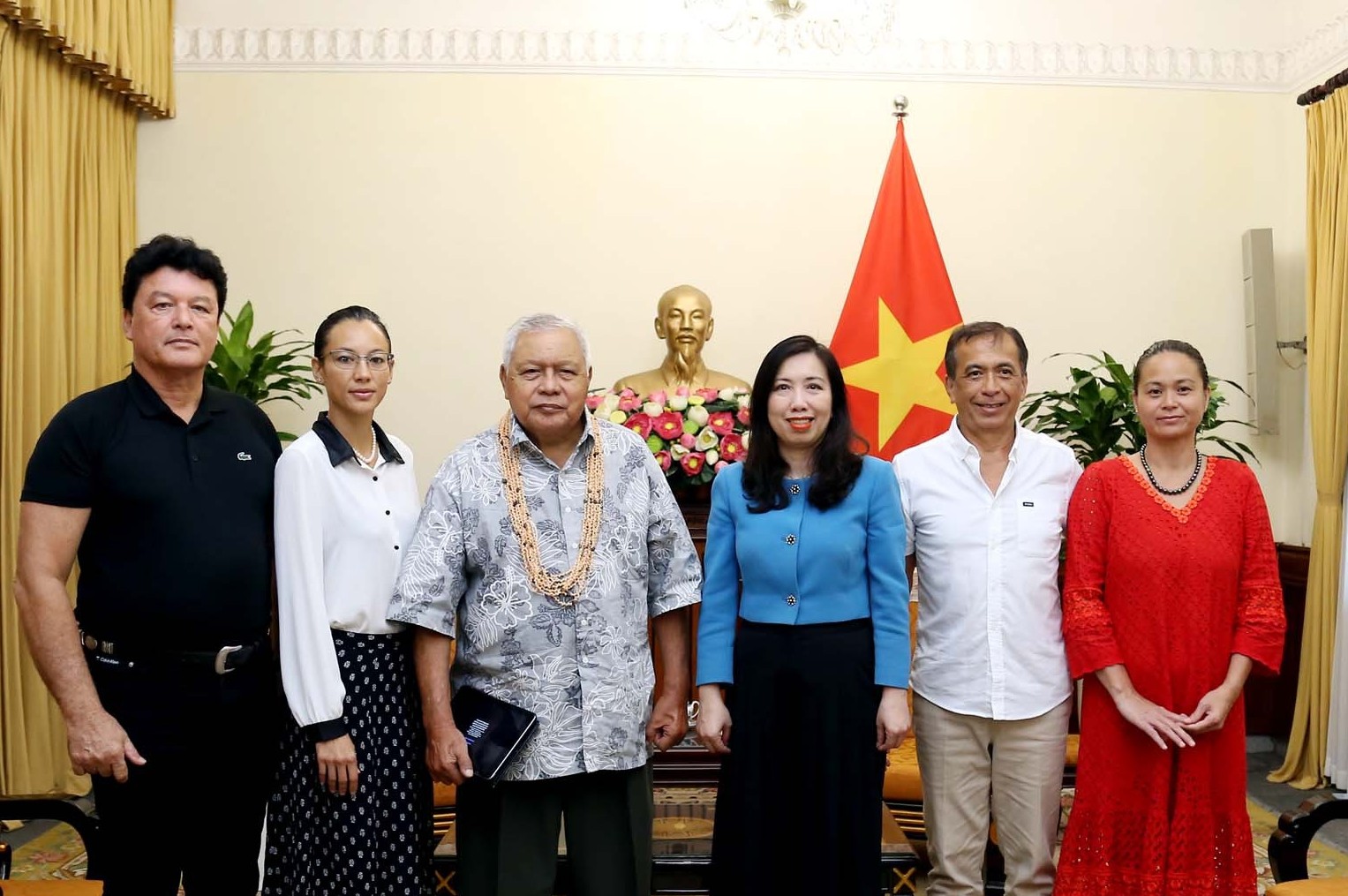 Thứ trưởng Ngoại giao Lê Thị Thu Hằng tiếp thân nhân gia đình cụ Kỳ Đồng Nguyễn Văn Cẩm