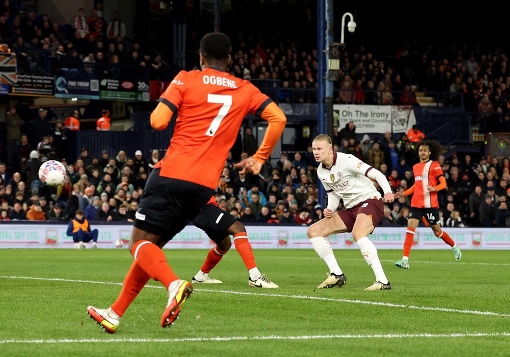 Ngay phút thứ 3, Erling Haaland đã mở tỷ số cho Man City với pha đá nối cận thành. Ngay phút thứ 3, Erling Haaland đã mở tỷ số cho Man City với pha đá nối cận thành.