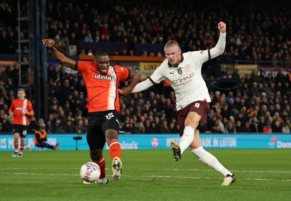 Phút 18, lại là De Bruyne tung đường chuyền để Haaland băng xuống nhân đôi cách biệt tỷ số. Phút 18, lại là De Bruyne tung đường chuyền để Haaland băng xuống nhân đôi cách biệt tỷ số.