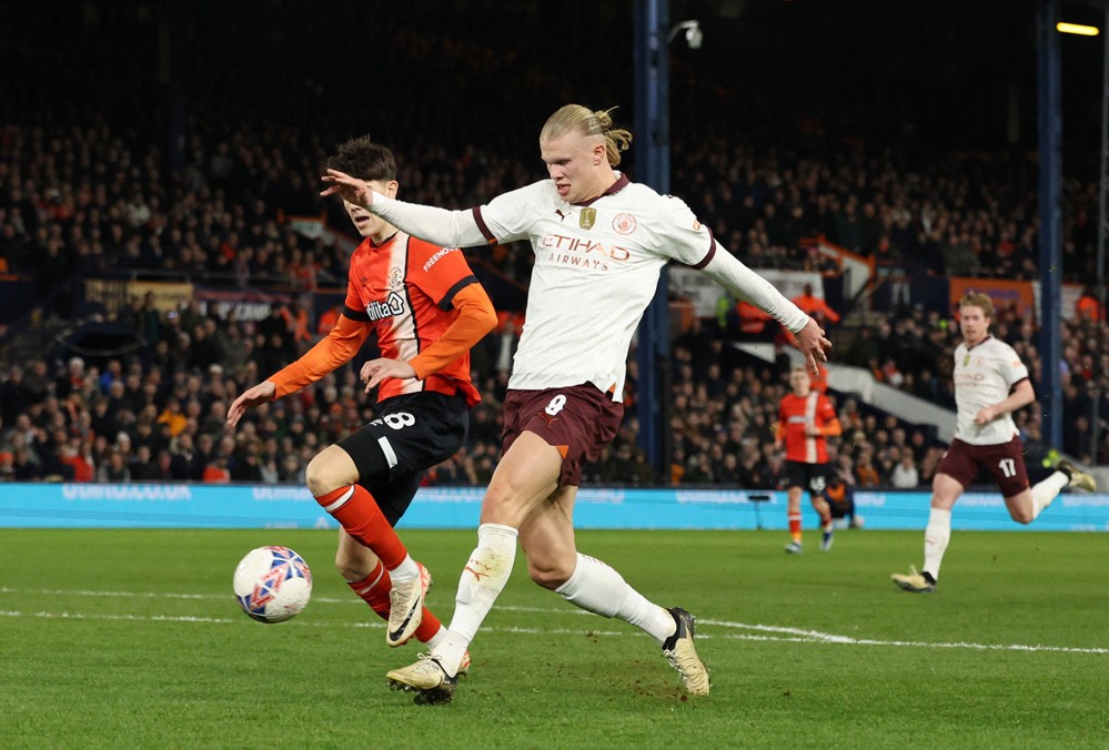 Erling Haaland hoàn tất cú hat-trick sau 40 phút. Erling Haaland hoàn tất cú hat-trick sau 40 phút.