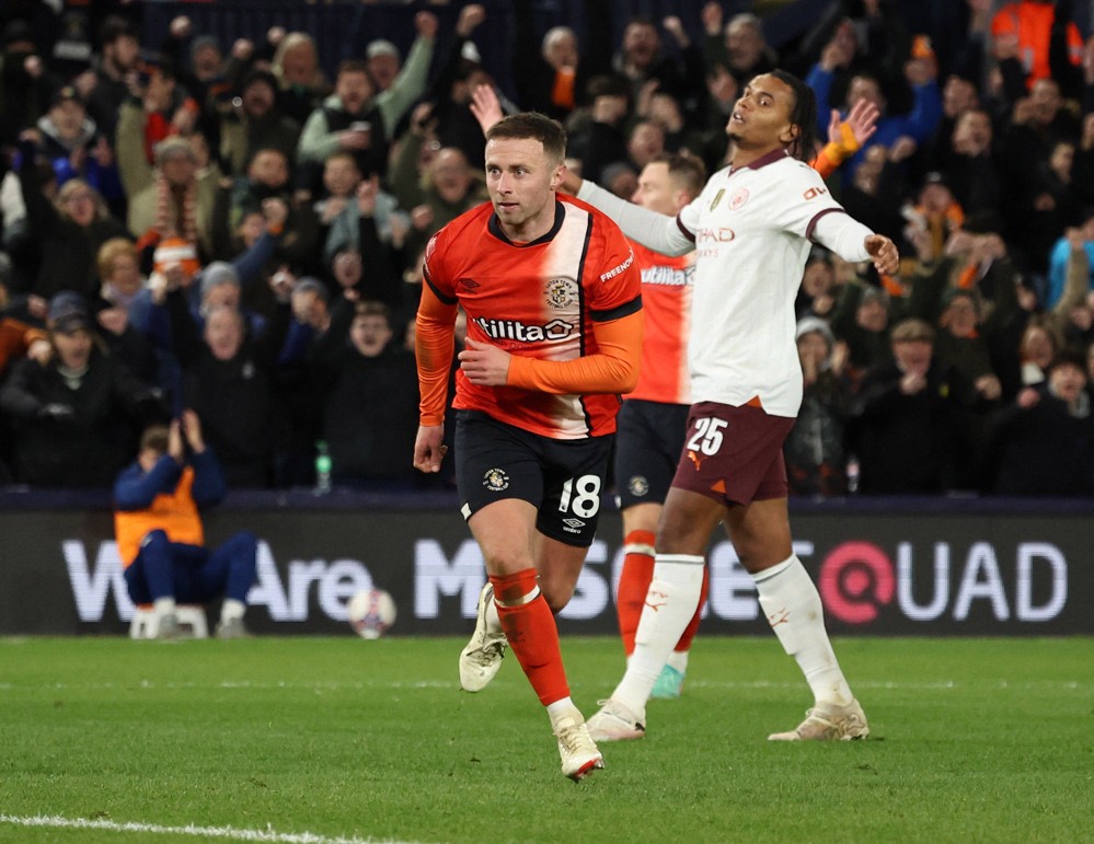 Sau giờ giải lao, Clark rút ngắn tỷ số xuống còn 2-3 Sau giờ giải lao, Clark rút ngắn tỷ số xuống còn 2-3