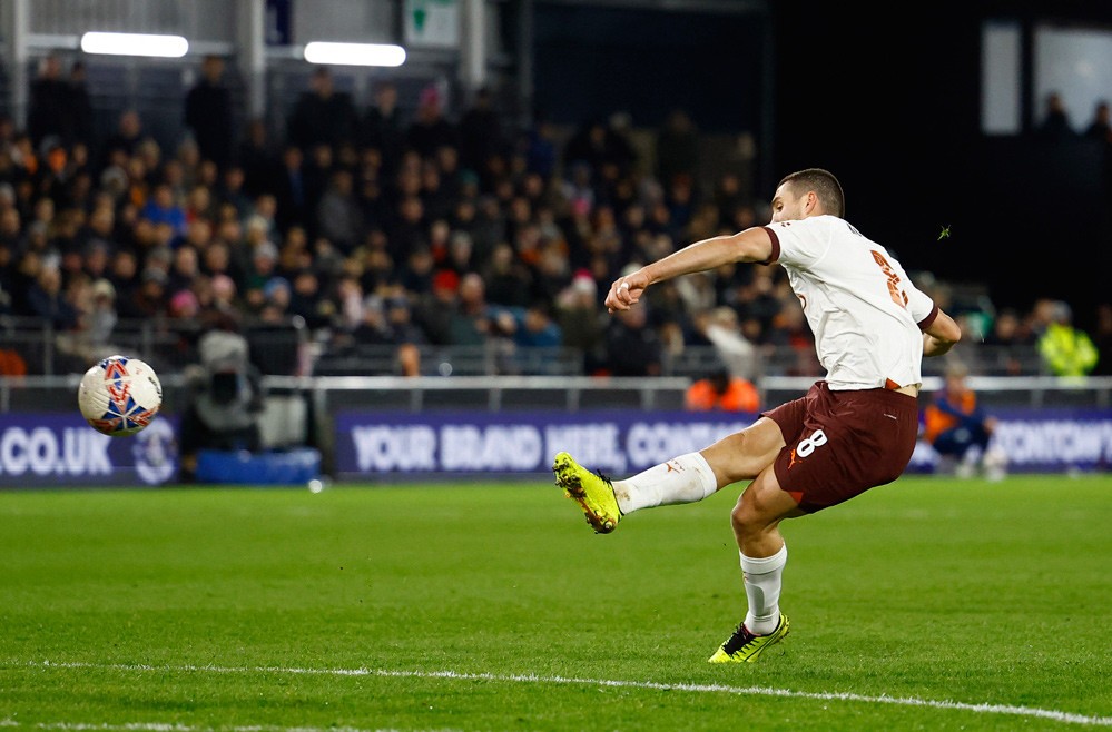 Kovacic ấn định tỷ số 6-2 với pha kết thúc tầm xa đẹp mắt. Kovacic ấn định tỷ số 6-2 với pha kết thúc tầm xa đẹp mắt.