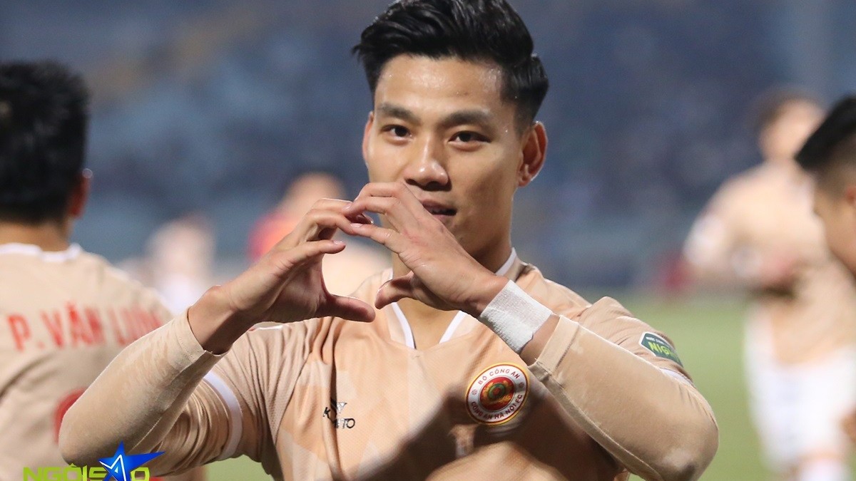 Hình ảnh cầu thủ CLB Công an Hà Nội vui mừng, giao lưu với người hâm mộ sau trận thắng CLB Thanh Hóa