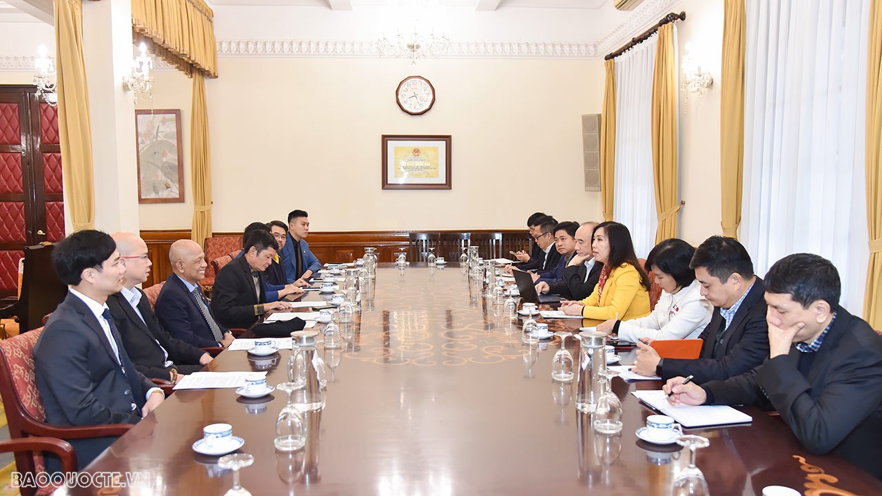 Sáng 28/2, tại Trụ sở Bộ, Thứ trưởng Ngoai giao, Chủ nhiệm Ủy ban Nhà nước về Người Việt Nam ở nước ngoài (NVNONN) Lê Thị Thu Hằng đã có buổi tiếp đại diện Ban Chấp hành Hiệp hội doanh nhân Việt Nam ở nước ngoài (BAOOV) do ông Perter Hồng, Chủ tịch BAOOV làm trưởng Đoàn nhằm trao đổi phương hướng, phối hợp hoạt động giữa Ủy ban và Hiệp hội. (Ảnh: Anh Sơn) Sáng 28/2, tại Trụ sở Bộ, Thứ trưởng Ngoai giao, Chủ nhiệm Ủy ban Nhà nước về Người Việt Nam ở nước ngoài (NVNONN) Lê Thị Thu Hằng đã có buổi tiếp đại diện Ban Chấp hành Hiệp hội doanh nhân Việt Nam ở nước ngoài (BAOOV) do ông Perter Hồng, Chủ tịch BAOOV làm trưởng Đoàn nhằm trao đổi phương hướng, phối hợp hoạt động giữa Ủy ban và Hiệp hội. (Ảnh: Anh Sơn)