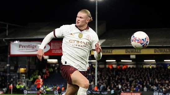 Man City: Erling Haaland sánh ngang kỷ lục ghi bàn của Cristiano Ronaldo và Lionel Messi