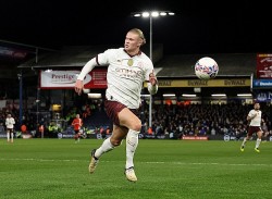 Man City: Erling Haaland sánh ngang kỷ lục ghi bàn của Cristiano Ronaldo và Lionel Messi