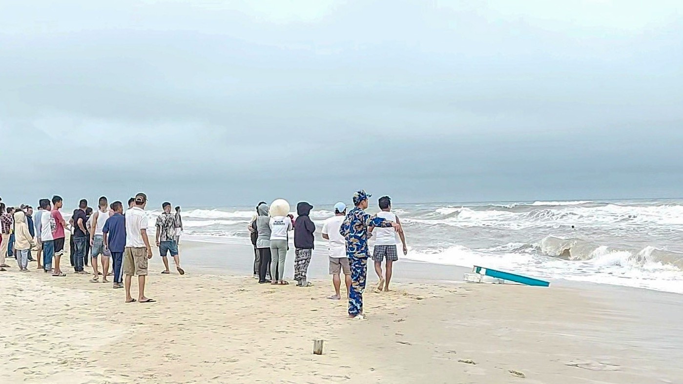 Vùng 3 Hải quân kịp thời cứu hộ ngư dân Thừa Thiên Huế gặp nạn trên biển