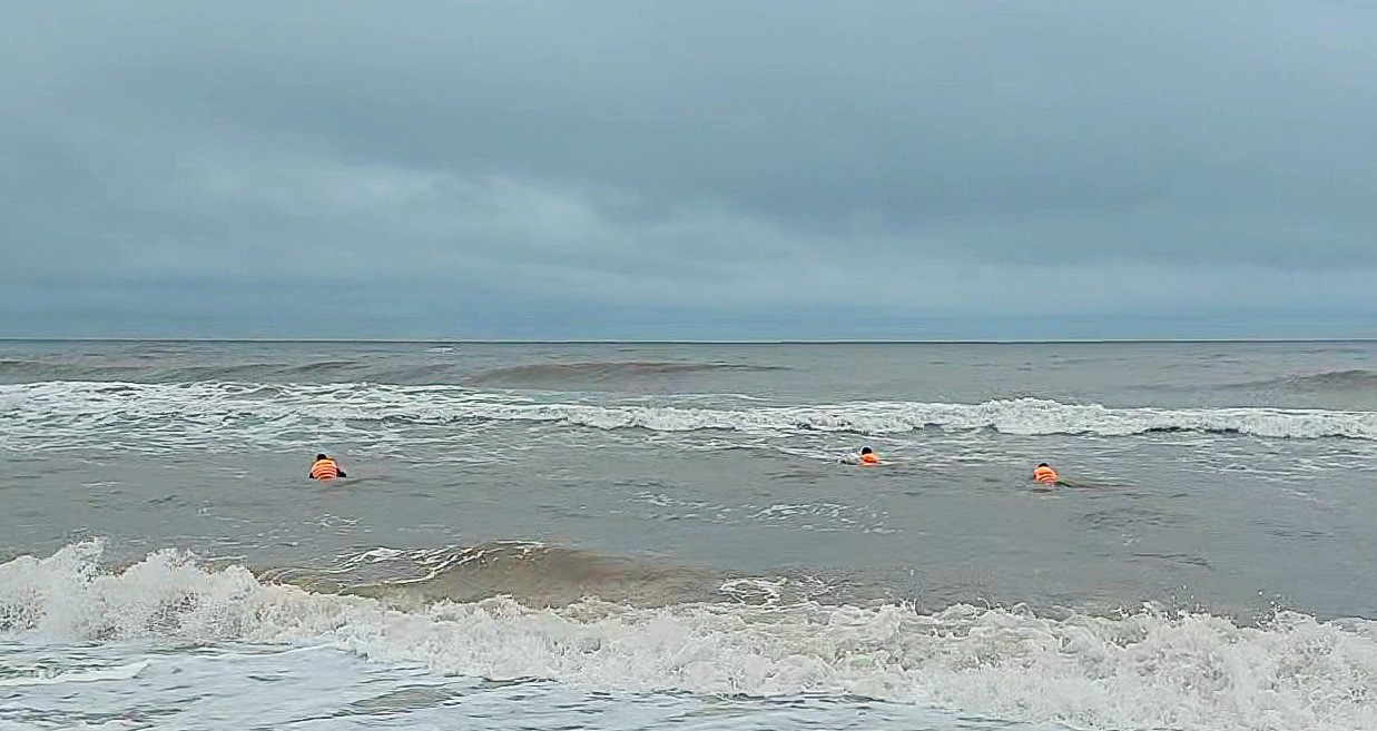 Cán bộ, chiến sĩ Trạm Ra đa 3511, Trung đoàn 351 vượt sóng, tiếp cận cứu ngư dân. Cán bộ, chiến sĩ Trạm Ra đa 3511, Trung đoàn 351 vượt sóng, tiếp cận cứu ngư dân.