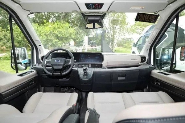 Đại lý nhận đặt cọc Ford Transit 2024, giá dự kiến từ 889 triệu đồng