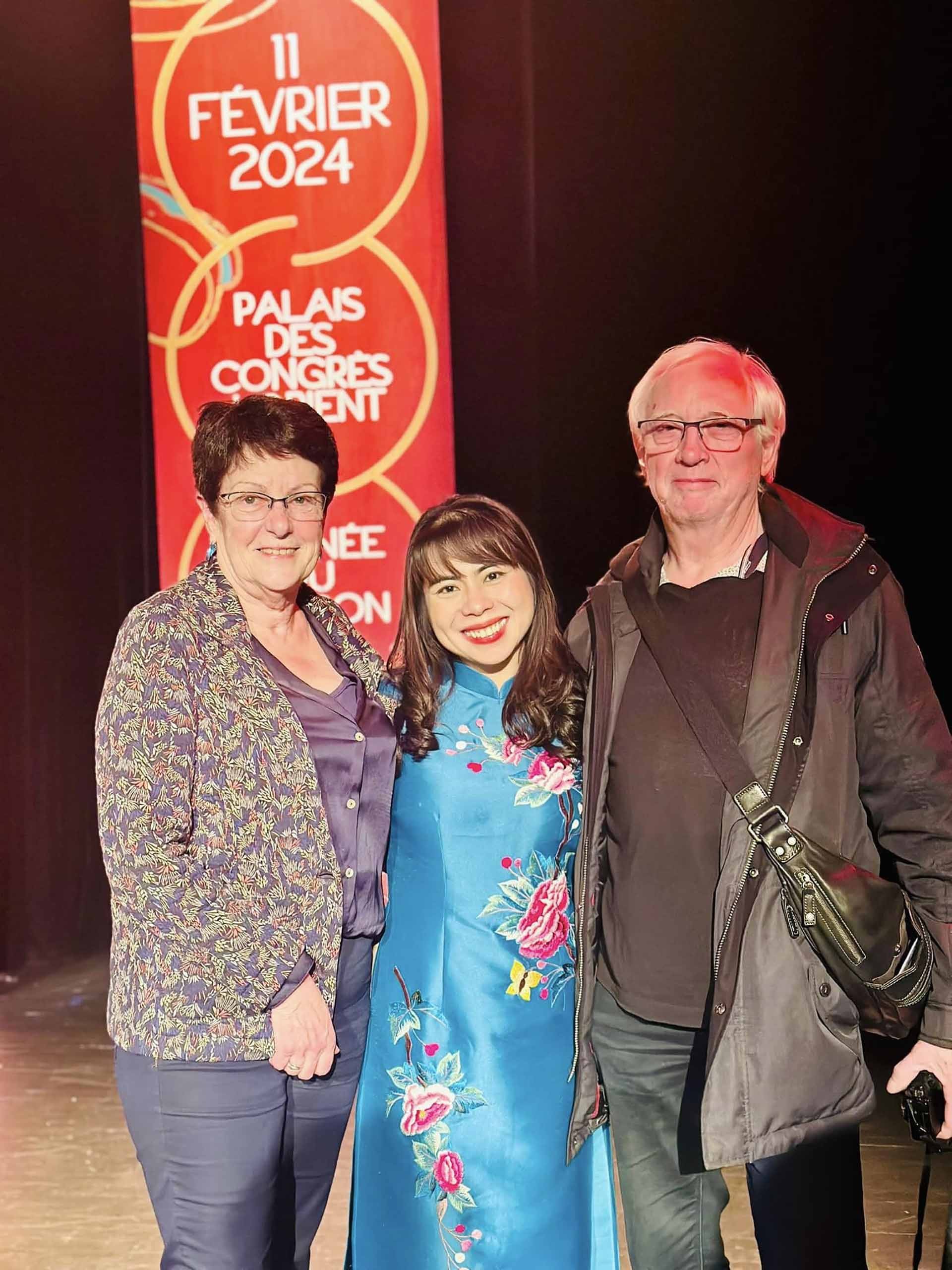 Nghệ sĩ Hoàng Thu Trang và những người bạn Pháp tại thành phố Lorient, Pháp. (Ảnh: NVCC)