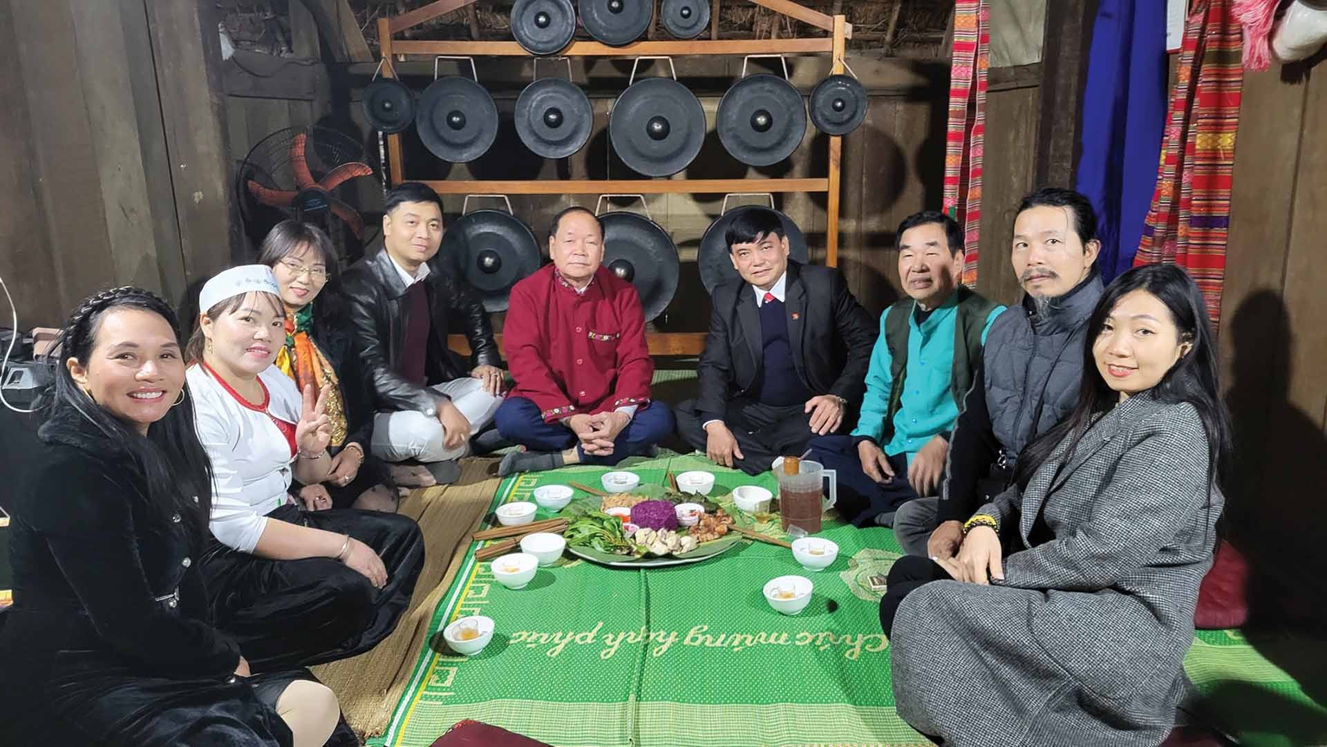 Ông Phạm Văn Quyến, Phó trưởng Ban quản lý Làng Văn hóa các dân tộc Việt Nam (thứ tư, từ phải) chung vui cùng bà con dân tộc, kiều bào tại không gian văn hóa dân tộc Mường trong ngày hội. (Ảnh: Thanh Hà) Ông Phạm Văn Quyến, Phó trưởng Ban quản lý Làng Văn hóa các dân tộc Việt Nam (thứ tư, từ phải) chung vui cùng bà con dân tộc, kiều bào tại không gian văn hóa dân tộc Mường trong ngày hội. (Ảnh: Thanh Hà)