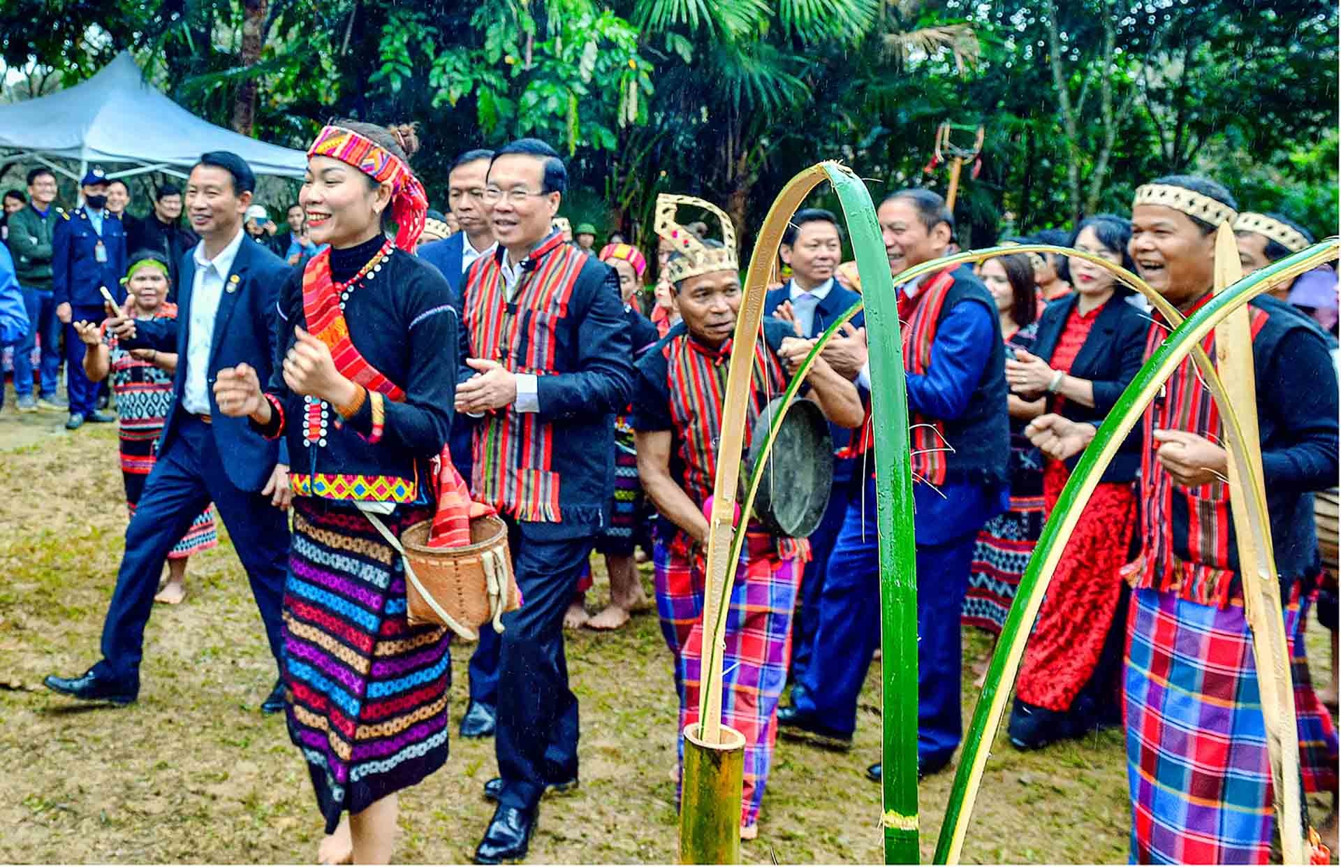 Chủ tịch nước Võ Văn Thưởng cùng bà con múa xòe. (Ảnh: Thanh Hà) Chủ tịch nước Võ Văn Thưởng cùng bà con múa xòe. (Ảnh: Thanh Hà)