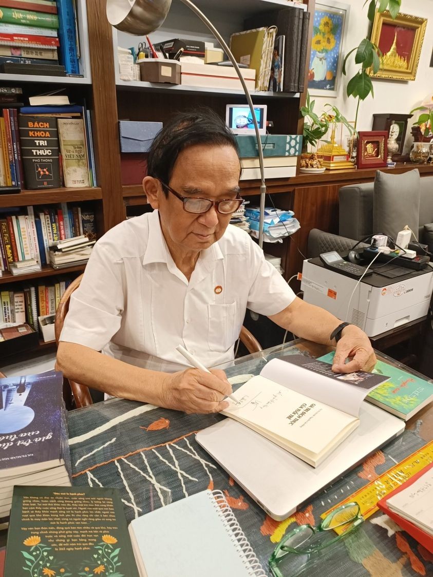 GS. NGND. Nguyễn Lân Dũng: