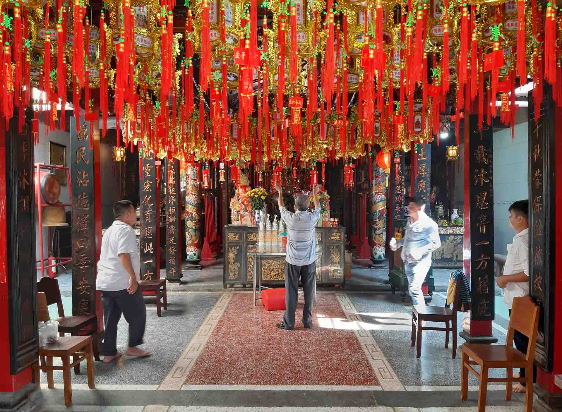 Chùa của người Hoa dịp Tết luôn rực rỡ sắc màu. (Ảnh: Phương Nghi)