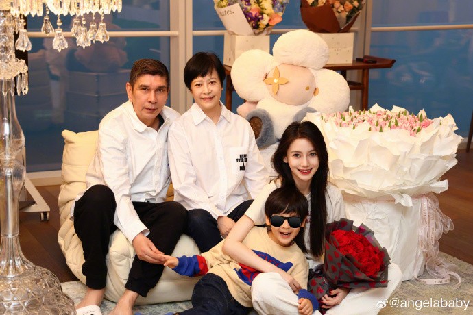 Angelababy đăng ảnh chụp cùng con trai và bố mẹ