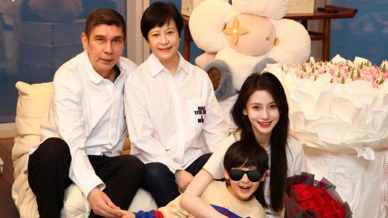 Angelababy đăng ảnh chụp cùng con trai khiến khán giả trầm trồ