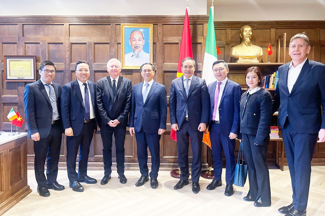 Bộ trưởng Bùi Thanh Sơn tiếp Lãnh sự Danh dự Việt Nam tại Dublin (Ireland) Bộ trưởng Bùi Thanh Sơn tiếp Lãnh sự Danh dự Việt Nam tại Dublin (Ireland)