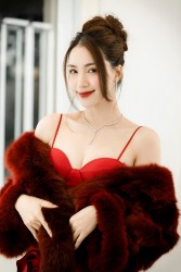 Ca sĩ Hòa Minzy xinh đẹp, gợi cảm tuổi 29