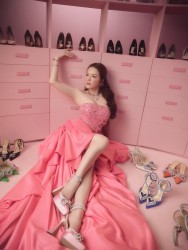 Sao Việt: Lý Nhã Kỳ 'hack tuổi' cực đỉnh; Nhã Phương thanh lịch với đầm trắng tinh khôi