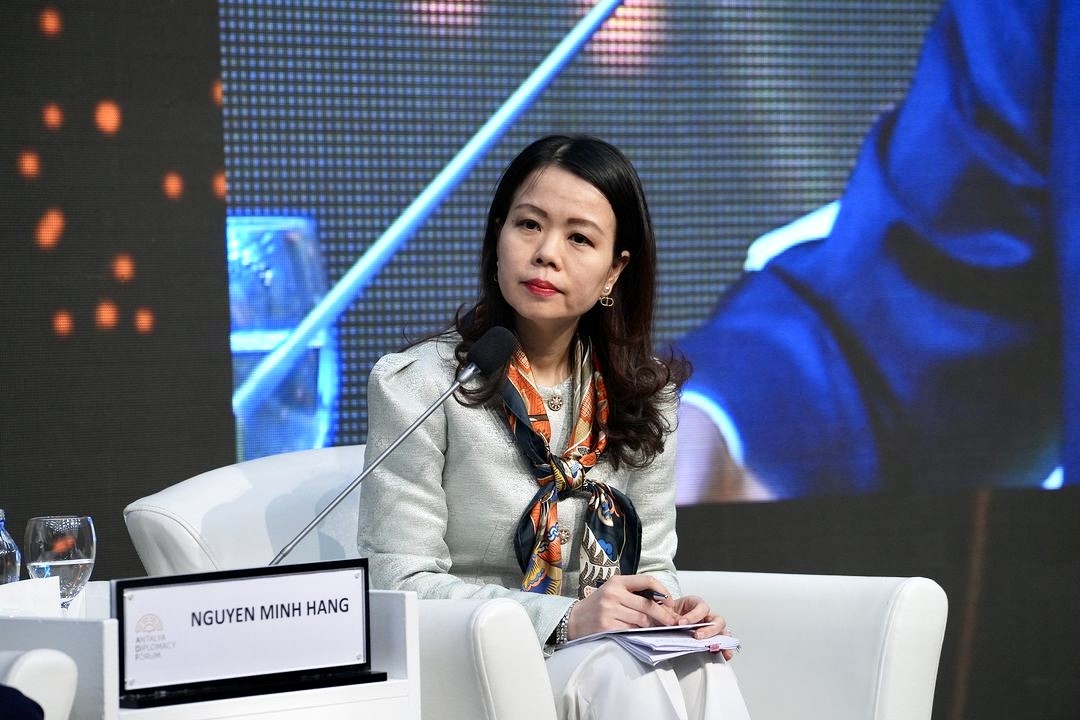 Thứ trưởng Ngoại giao Nguyễn Minh Hằng phát biểu tại phiên thảo luận Thứ trưởng Ngoại giao Nguyễn Minh Hằng phát biểu tại phiên thảo luận