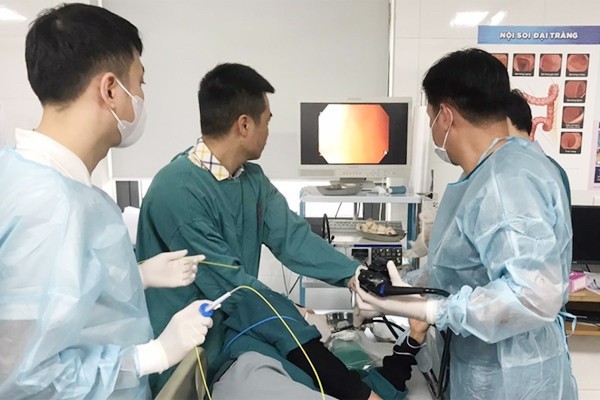 Bệnh nhân được bác sĩ nội soi tại Bệnh viện Bạch Mai. Ảnh: P.Thúy. Bệnh nhân được bác sĩ nội soi tại Bệnh viện Bạch Mai. Ảnh: P.Thúy.