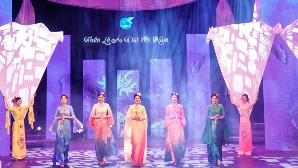 Màn trình diễn áo dài ấn tượng của dàn phu nhân Đại sứ nước ngoài tại Việt Nam
