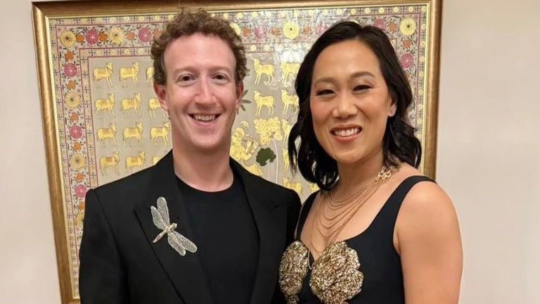 Vợ chồng CEO Mark Zuckerberg diện trang phục, phụ kiện cao cấp dự tiệc nhà tỷ phú Ấn Độ