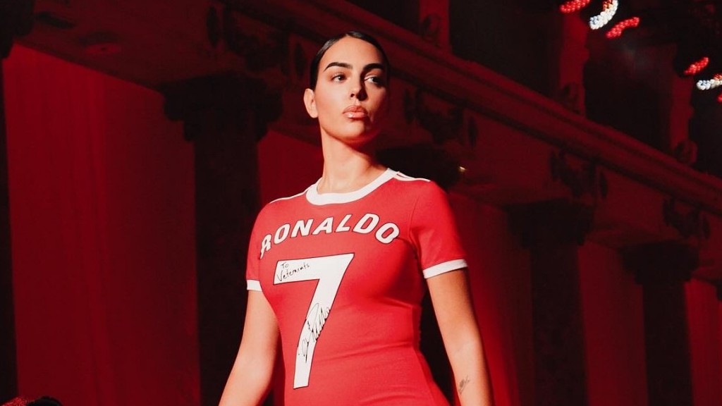 Georgina Rodriguez đưa áo đấu của bạn trai C. Ronaldo lên sàn catwalk