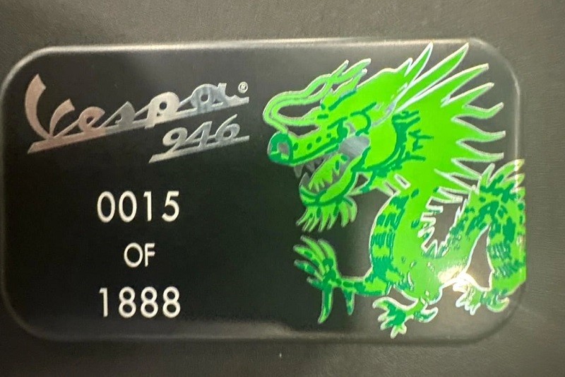 Không chỉ là xe đầu tiên được đưa về Việt Nam, chiếc Vespa 946 Dragon này còn là một trong những chiếc xe đầu tiên được bán ra trên thế giới Không chỉ là xe đầu tiên được đưa về Việt Nam, chiếc Vespa 946 Dragon này còn là một trong những chiếc xe đầu tiên được bán ra trên thế giới